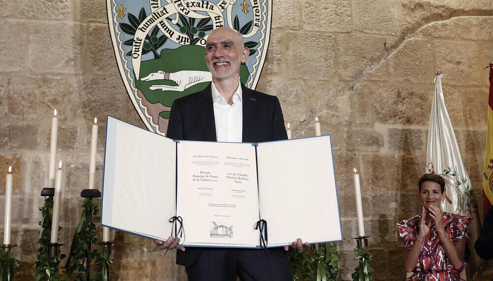 Un emocionado Alfredo Sanzol recibe el Príncipe de Viana