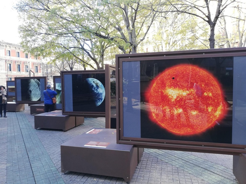 Parte de la exposición 'Otros mundos' instalada en el Paseo de Sarasate de Pamplona