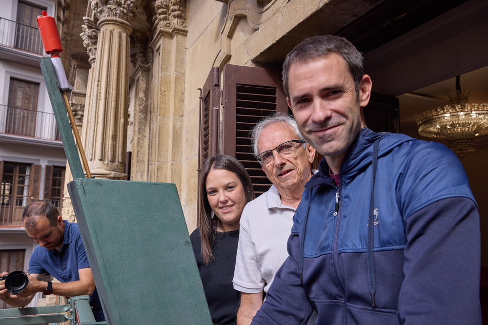 El director de Duguna, Aritz Ibáñez Lusarreta; el presidente de la sociedad, Ángel Arana Seguín; y la dantzari Itxaso Martínez de la Pera Barrachina