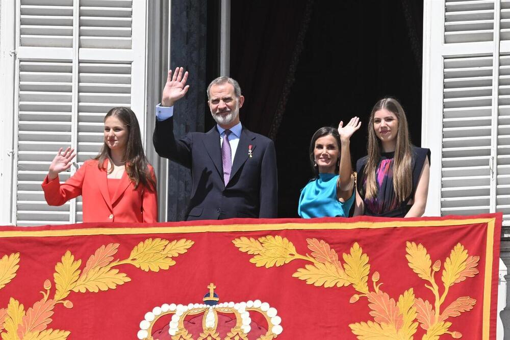 (I-D) La Princesa Leonor, el Rey Felipe, la Reina Letizia y la Infanta Sofía saludan desde balcón de la Plaza de Oriente con ocasión del X aniversario de la Proclamación de Su Majestad el Rey, en el Palacio Real, a 19 de junio de 2024, en Madrid (Esp