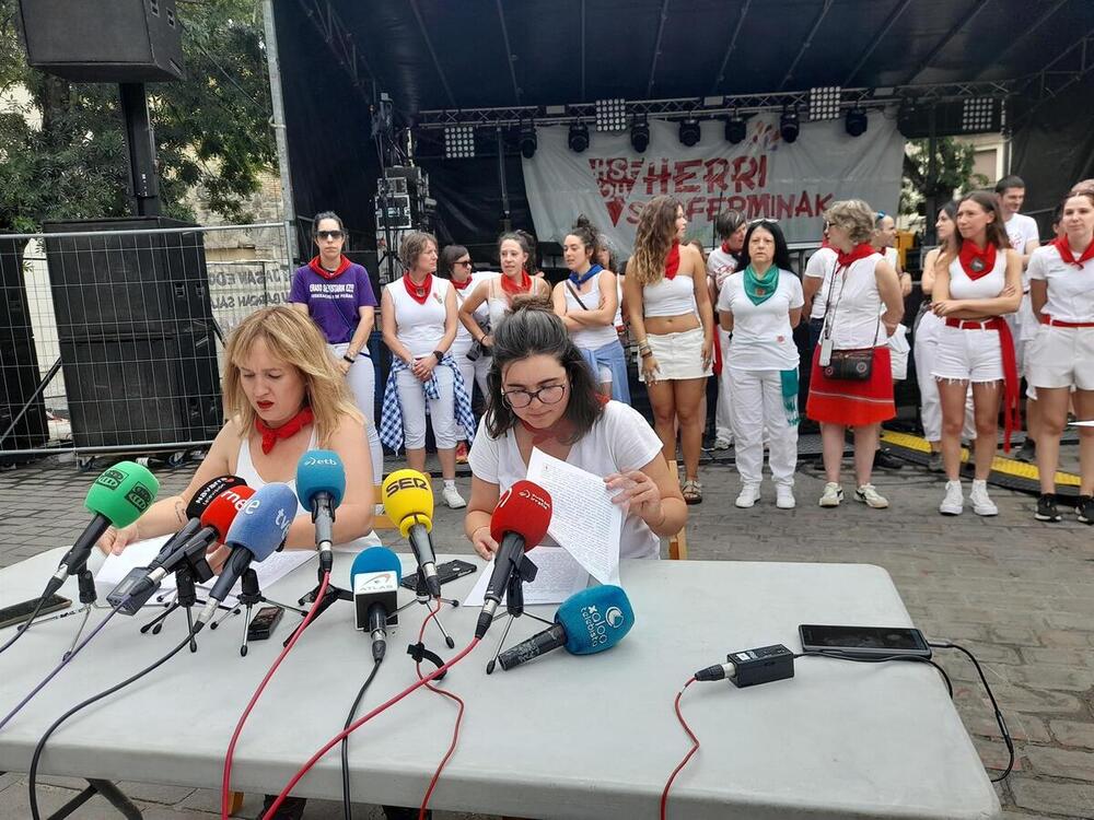 Imagen de la rueda de prensa del Movimiento Feminista en Pamplona 