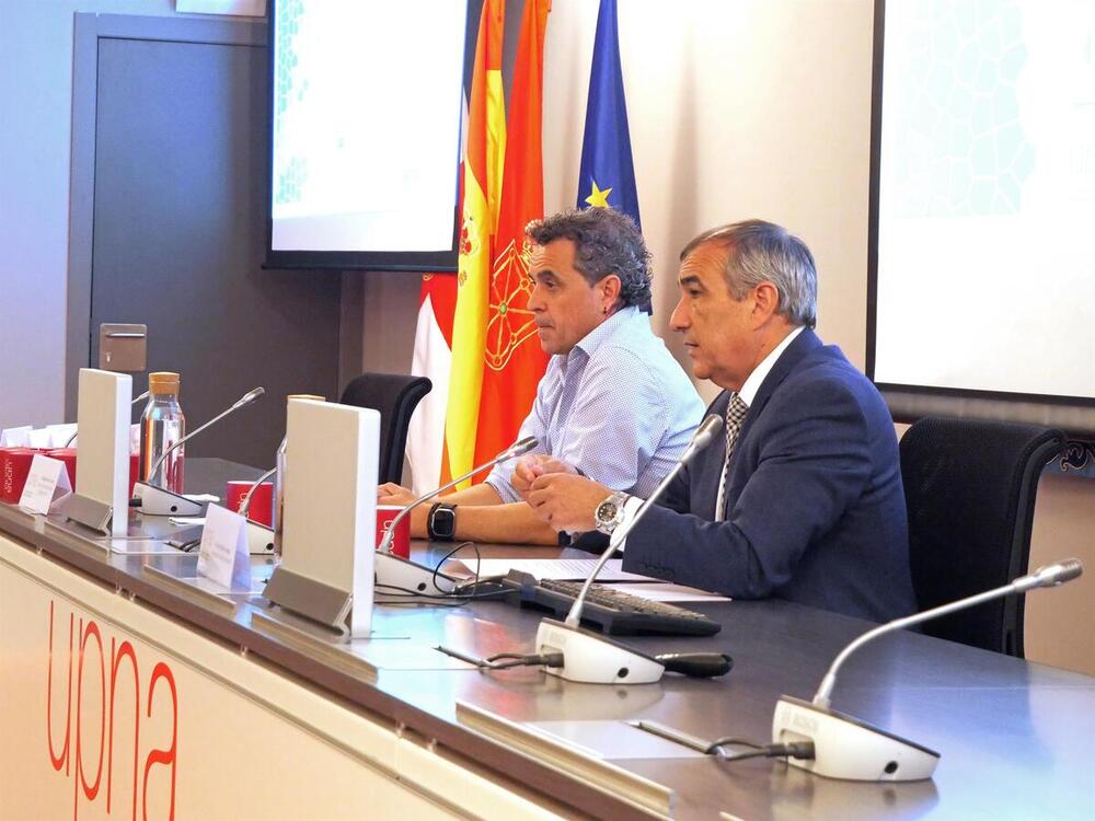 A la derecha, el consejero Chivite, en un momento de su intervención en la jornada