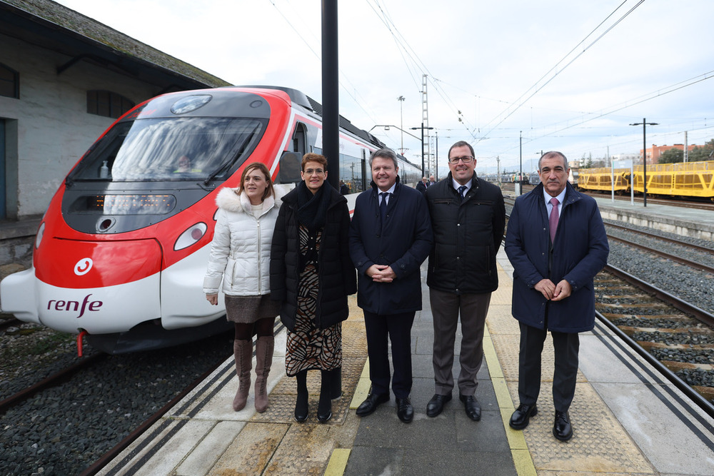 De izda. a dcha. la delegada del Gobierno, Alicia Echeverría; la Presidenta de Navarra, María Chivite; el secretario de Estado, Transportes y Movilidad Sostenible, José Antonio Santano; el presidente de Renfe, Raül Blanco; y el consejero de Cohesión 