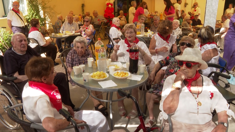 Los señores de la Residencia Nuestra Señora de Gracia disfrutando de la fiesta