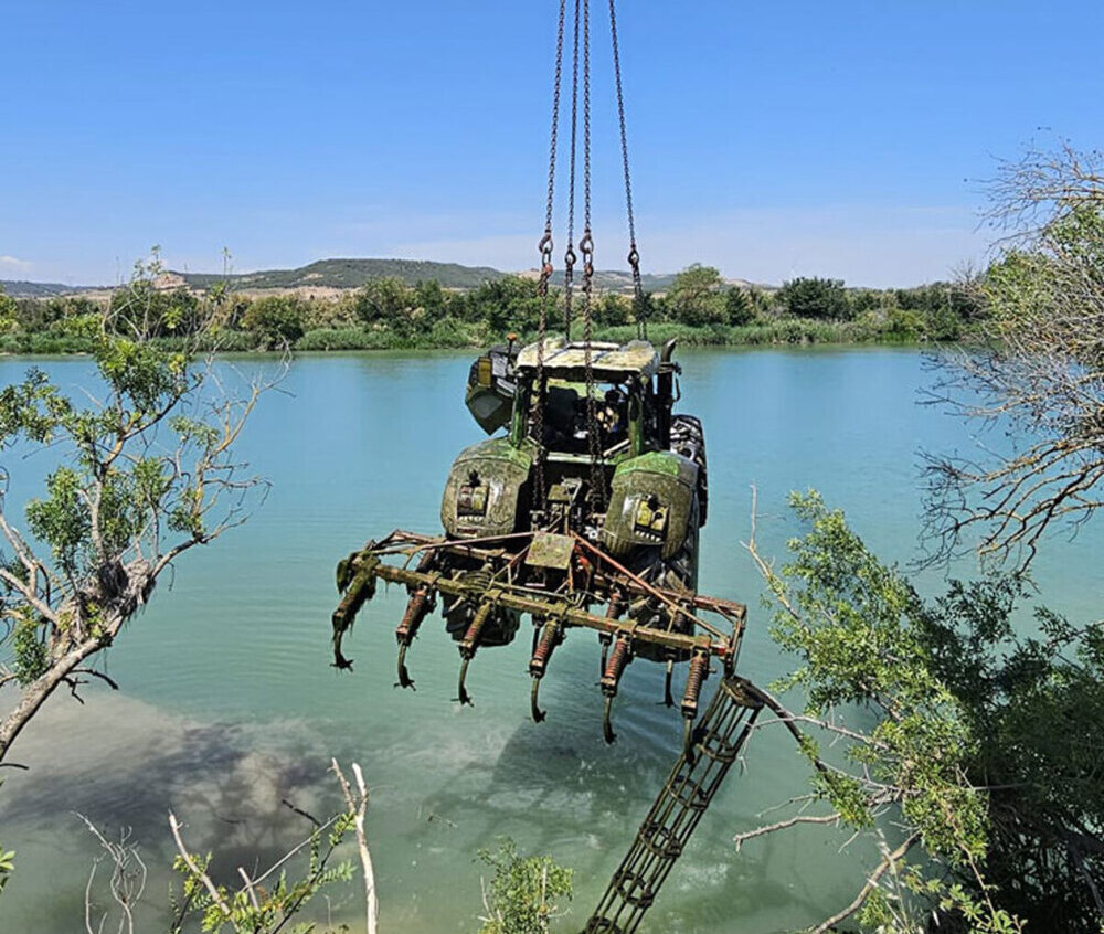 Buzos del GRA sacan del agua un tractor de 14 toneladas