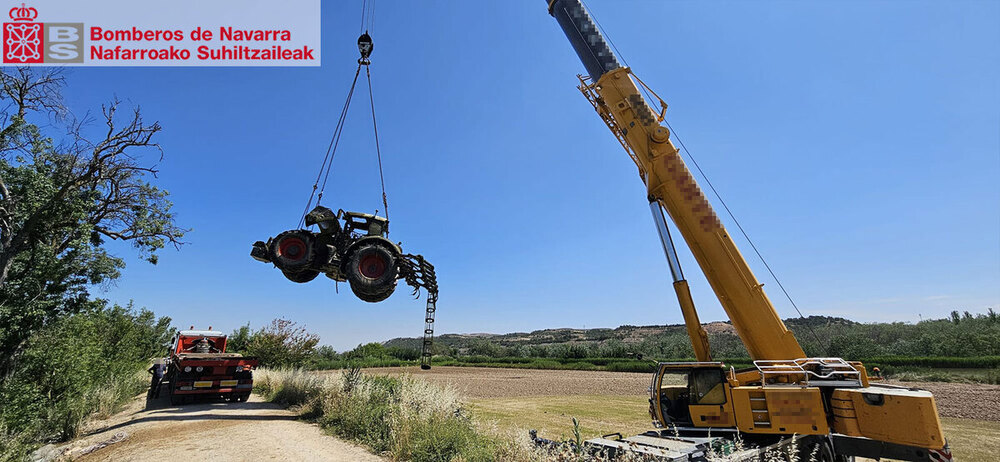 Buzos del GRA sacan del agua un tractor de 14 toneladas