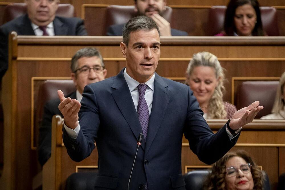 El presidente del Gobierno, Pedro Sánchez, interviene durante la sesión plenaria en el Congreso de los Diputados, a 21 de febrero de 2024, en Madrid (España). En la segunda Sesión de Control del 2024, el Gobierno se somete a las preguntas de la oposi