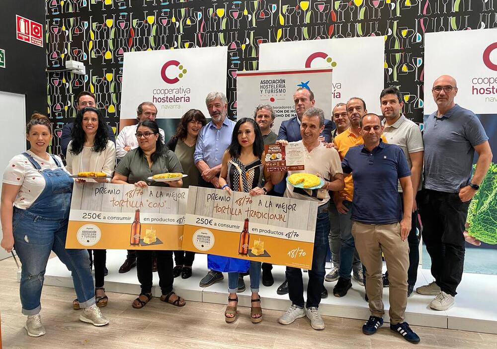 Foto con los ganadores y los organizadores del evento 