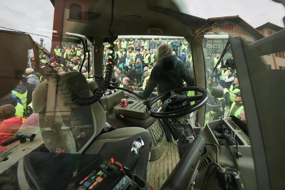 Los tractores acampan en el centro de Pamplona