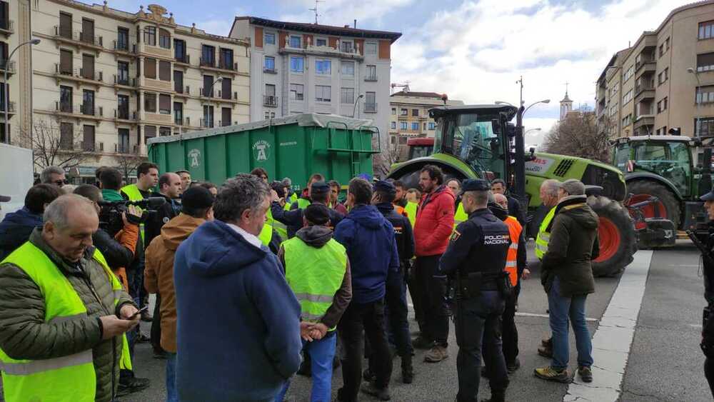 Los tractores acampan en el centro de Pamplona