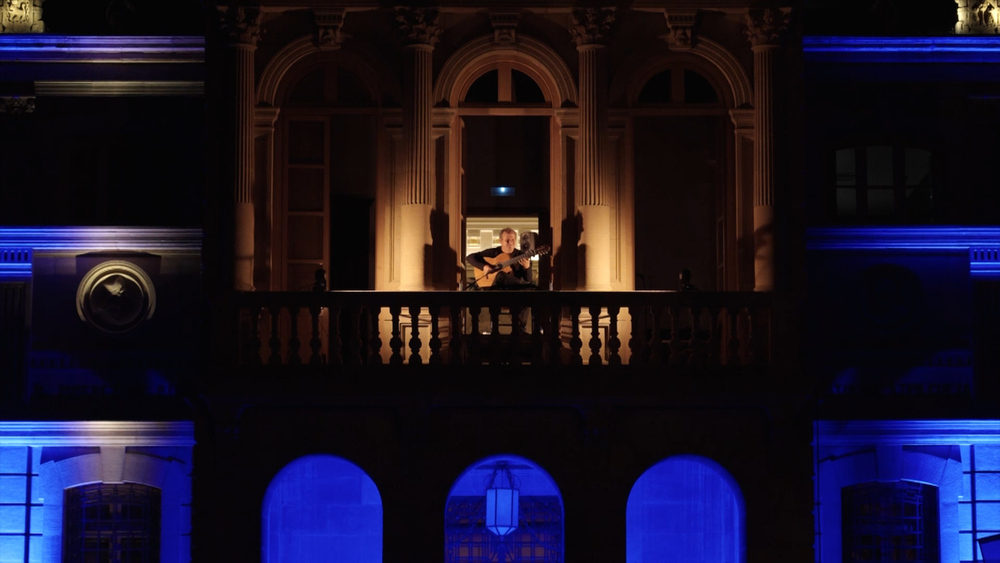 Gerardo Núñez en el balcón del Palacio de Navarra