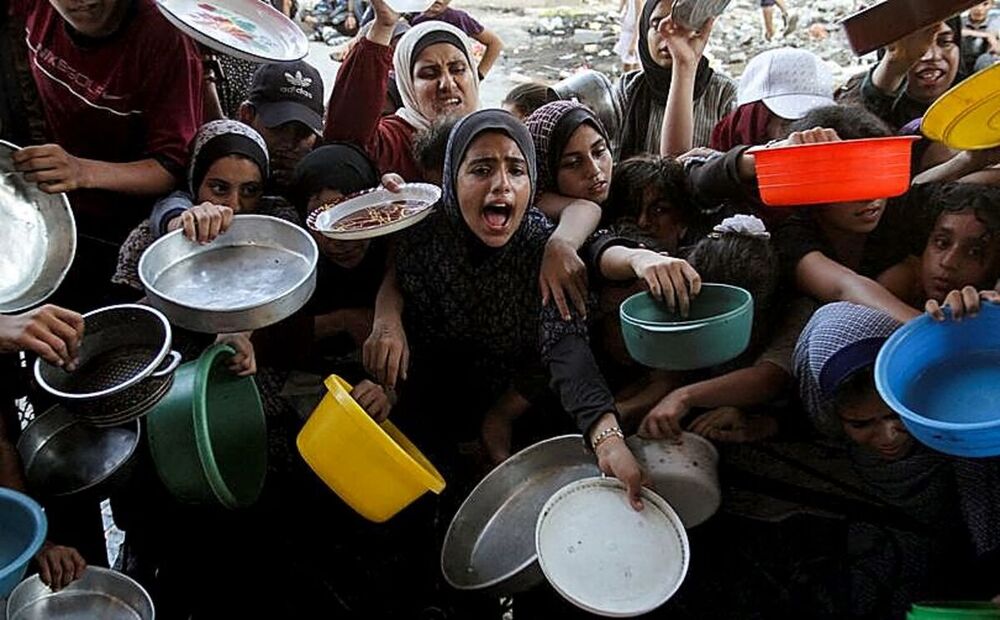 Decenas de personas aguardan el suministro de comida en una zona del norte de Gaza. 