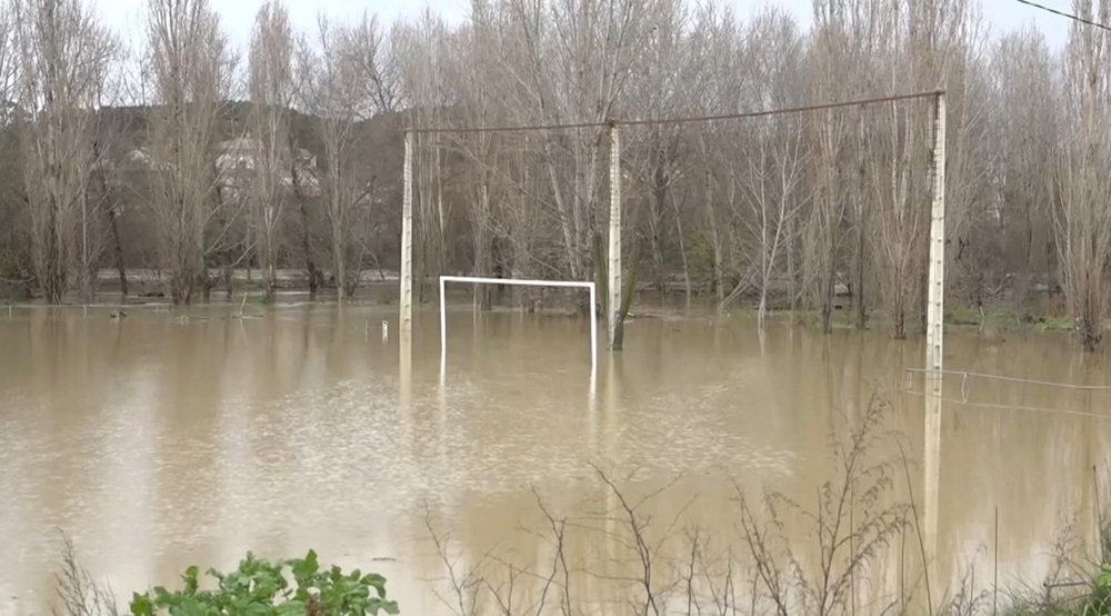 El Arga anega el campo de fútbol en Berbinzana