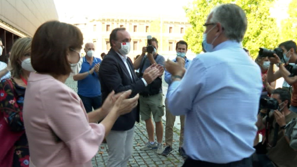 Javier Esparza, en el centro, tras su reelección el 28 de junio de 2020. De espaldas Enrique Maya y Yolanda Ibáñez. 