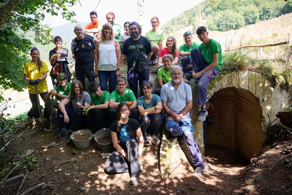 25 jóvenes recuperan búnkeres del franquismo en Orbaizeta