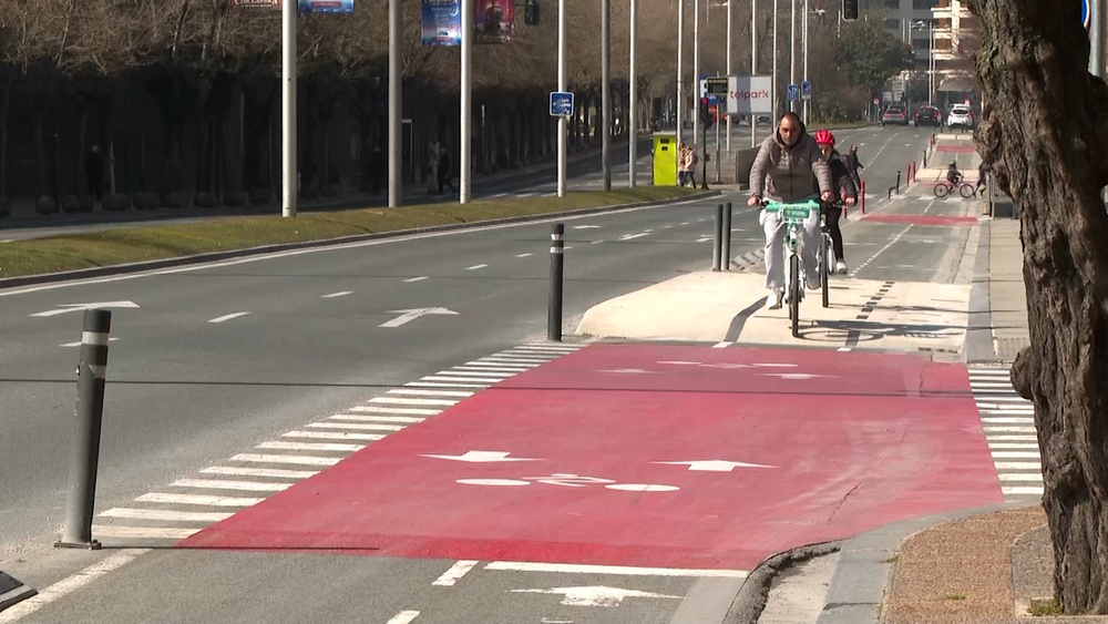 Imagen de archivo de dos personas en bici por Pamplona