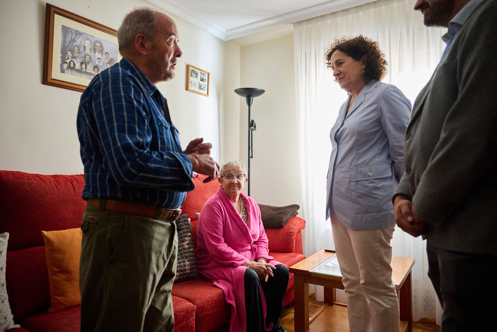 La consejera de Derechos Sociales, Mari Carmen Maeztu, visitando a estas familias