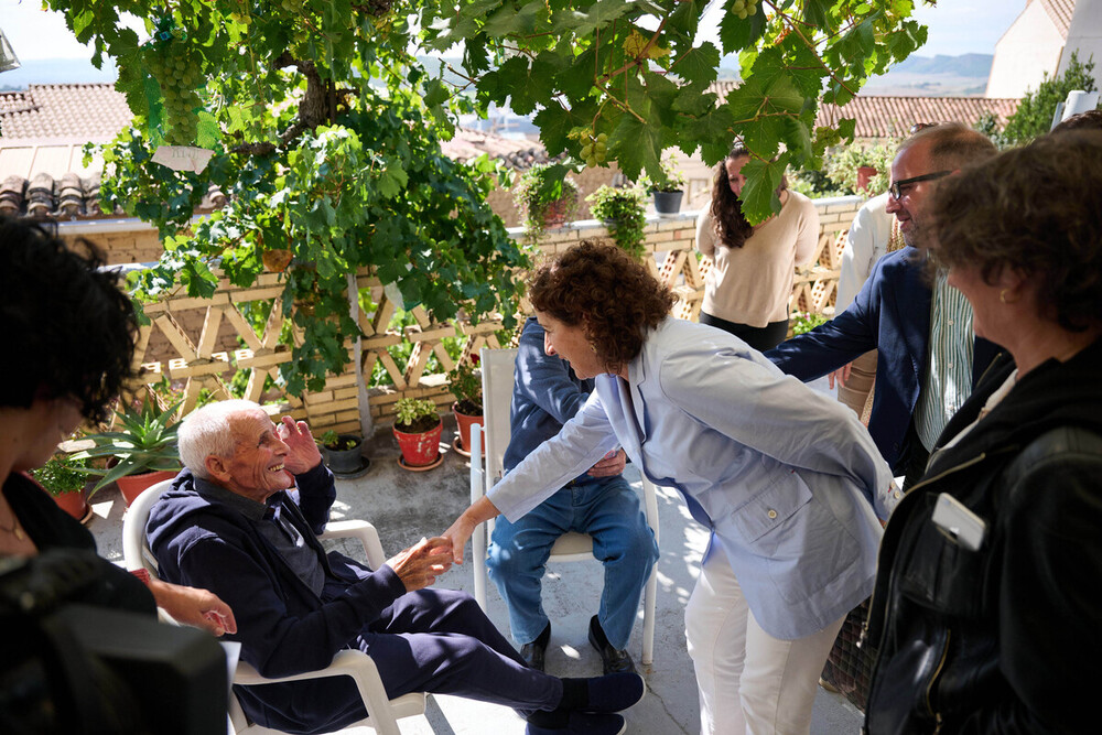 La consejera de Derechos Sociales, Mari Carmen Maeztu, visitando a estas familias