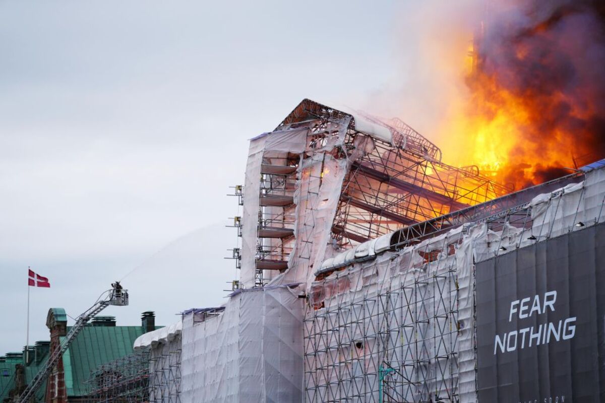 Fire hits historical Stock Exchange building in Copenhagen  / IDA MARIE ODGAARD