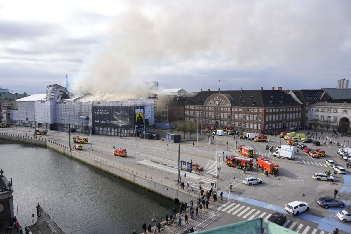 Fire hits historical Stock Exchange building in Copenhagen  / EMIL HELMS