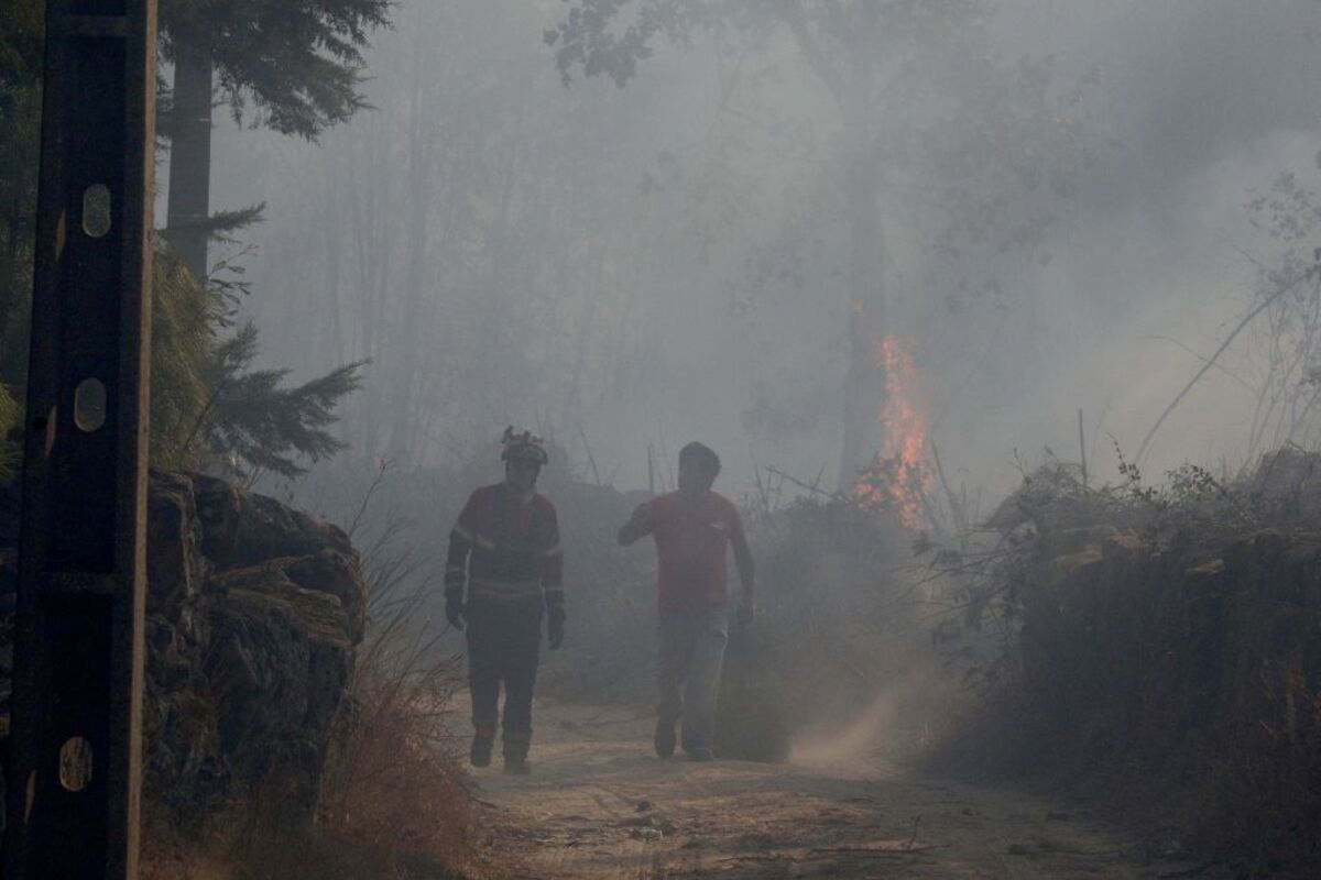 Declarado incendio en el centro de Portugal  / CARLOS GARCÍA