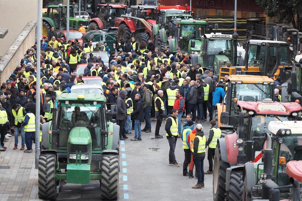 Archivo: Agricultores y tractores se concentran frente al departamento de Medio Ambiente y Desarrollo Rural del Gobierno Navarra - Eduardo Sanz