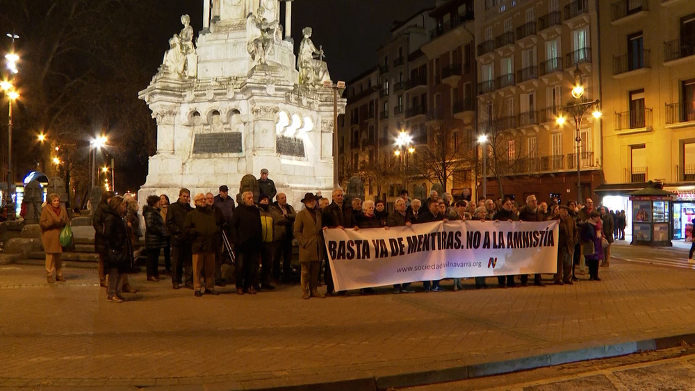 Concentración de Sociedad Civil Navarra en contra de la amnistía y en defensa del 