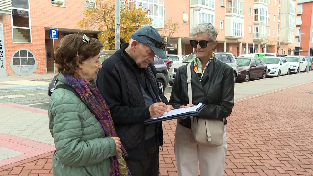 Un grupo de vecinos firmando la denuncia de falta de médicos