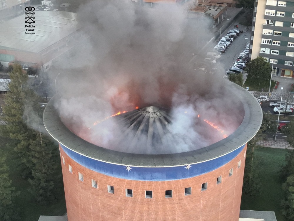 Imagen aérea del incendio del Planetario de Pamplona