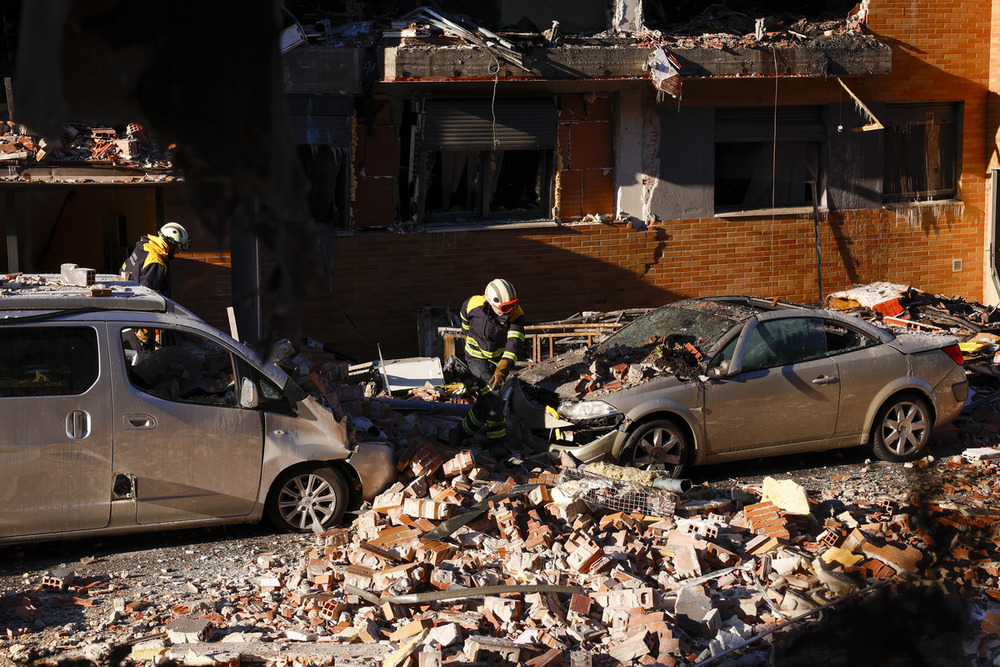 Imagen de dos coches destrozados tras la explosión