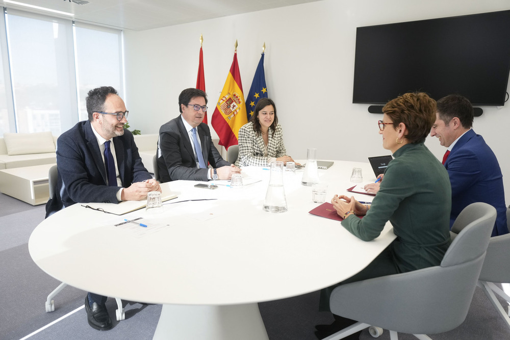 La presidenta navarra se reúne con el ministro de Transformación Digital