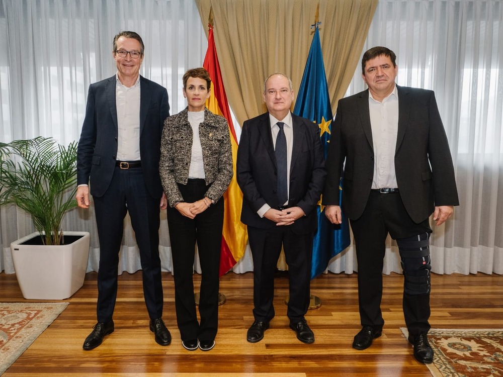 La presidenta Chivite junto con el ministro Hereu y representantes de BSH de Alemania tras la reunión