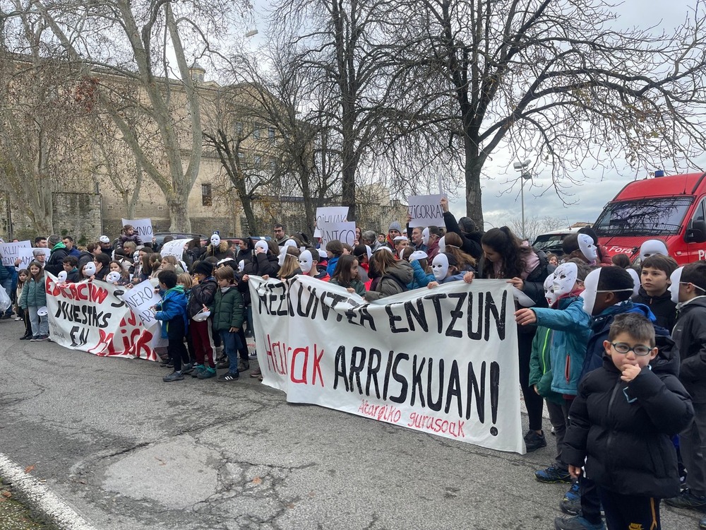 Imagen de la concentración de esta mañana ante el departamento de Educación