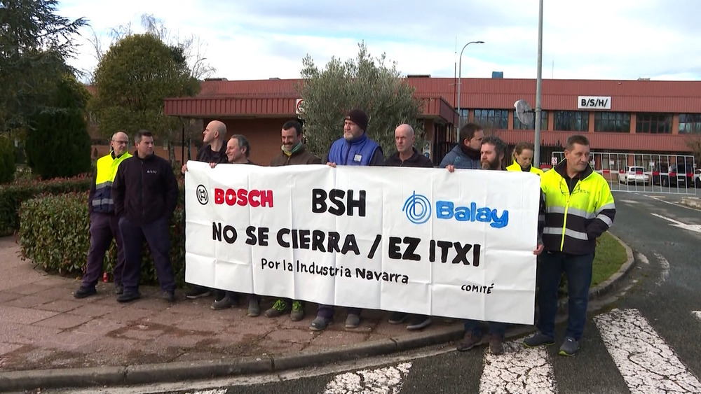 Un grupo de trabajadores se concentra a las puertas de la planta de Esquíroz