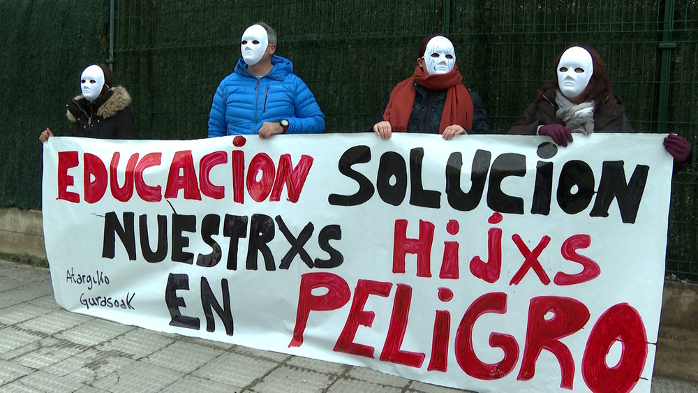 Familias de Atargi se concentran a las puertas del centro