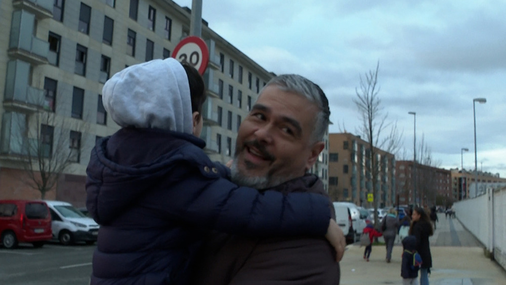 Un padre lleva a su hijo a clase tras las Navidades