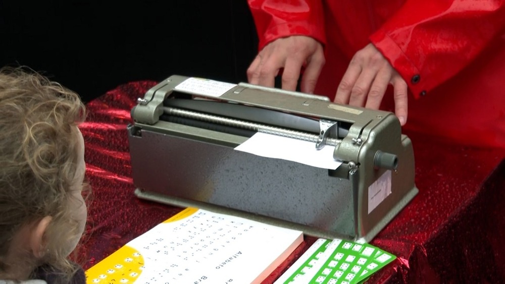 Los Carteros Reales recogen cartas en braille