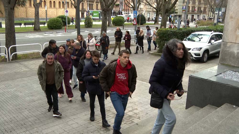 Largas colas a las puertas del Hotel Tres Reyes de Pamplona para el casting