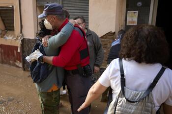 Un policía foral abraza a una vecina de Paiporta durante las labores de cooperación tras el desastre de la DANA