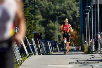 Dani Molina conquista el oro en la clase PTS3 del triatlón 