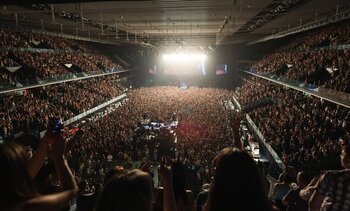 Llenazo en el Navarra Arena para ver a Quevedo y Hombres G