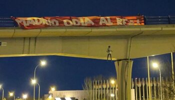 Piden cárcel para los ultras que colgaron un muñeco de 'Vini'