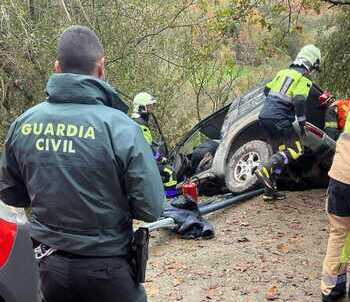 Queda atrapado tras volcar en una pista forestal en Atallu