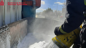 Apagan un incendio en un contenedor de una empresa de Tudela