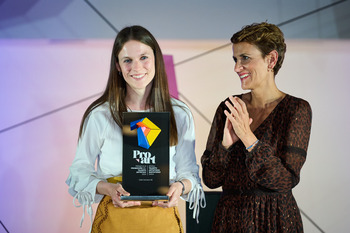 La poeta Celia Carrasco recibe el Premio Talento Artístico