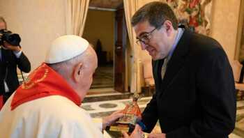 El Papa recibe un 'pañuelico' y la imagen de San Fermín