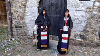 Las alcaldesas del Roncal ya tienen traje tradicional