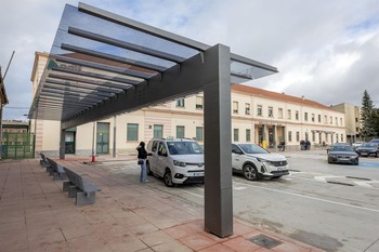 Una pérgola cubre la parada de taxis en la estación del tren