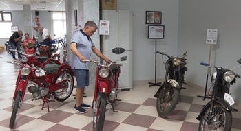 Jesús Sada lleva a Cortes su pasión por las motos clásicas