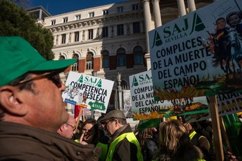 Miles de agricultores cargan contra los acuerdos de libre comercio